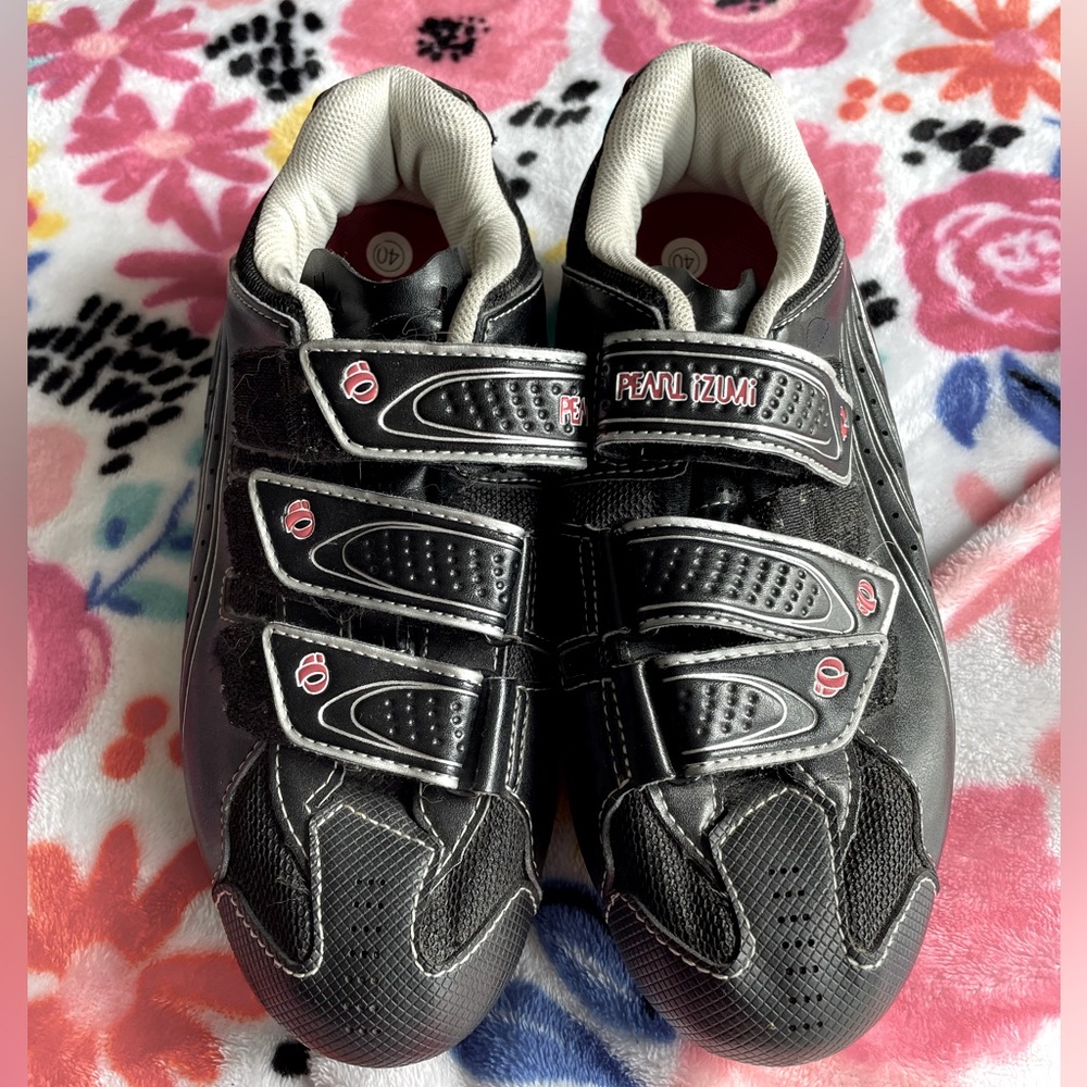 Pearl iZumi Cycling shoes with clips.
